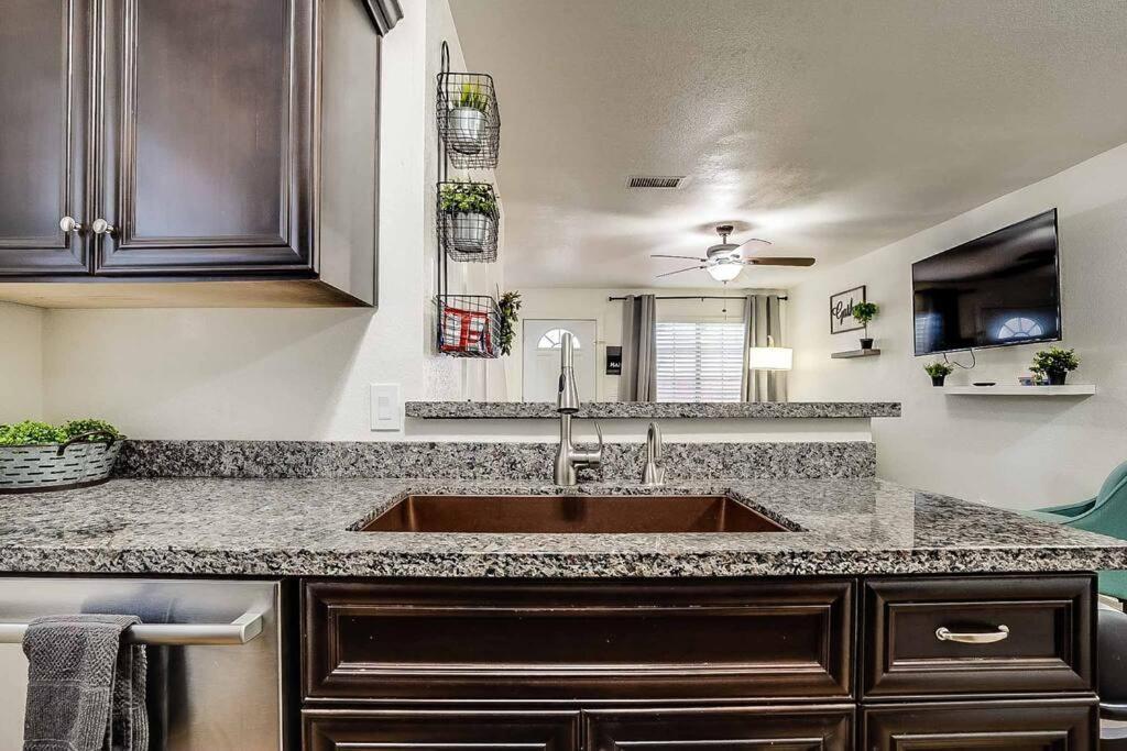 2 Community Pools-Fully Stocked For Longer Stays Mesa Esterno foto